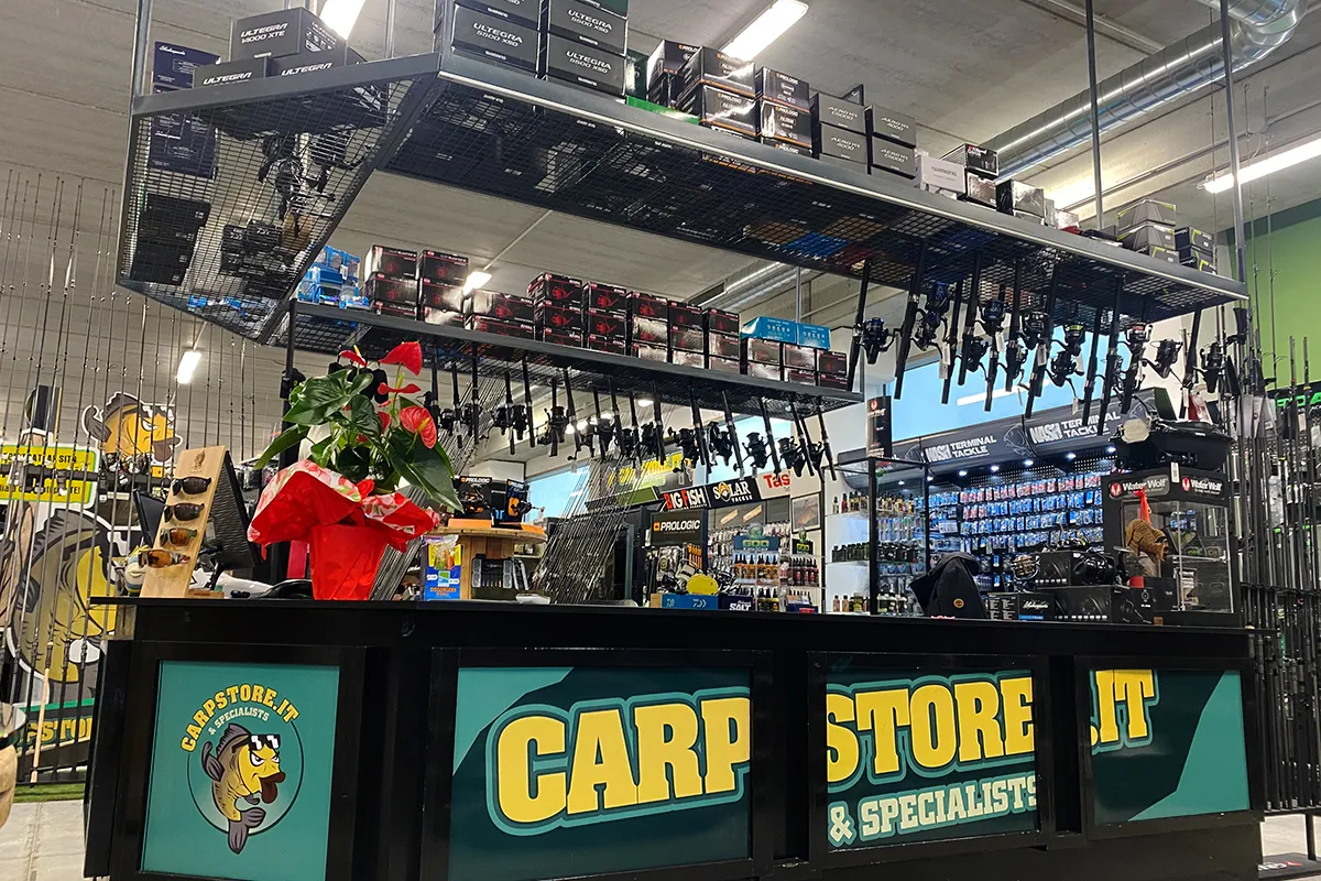 Il bancone del negozio Carpstore a Bastia Umbra